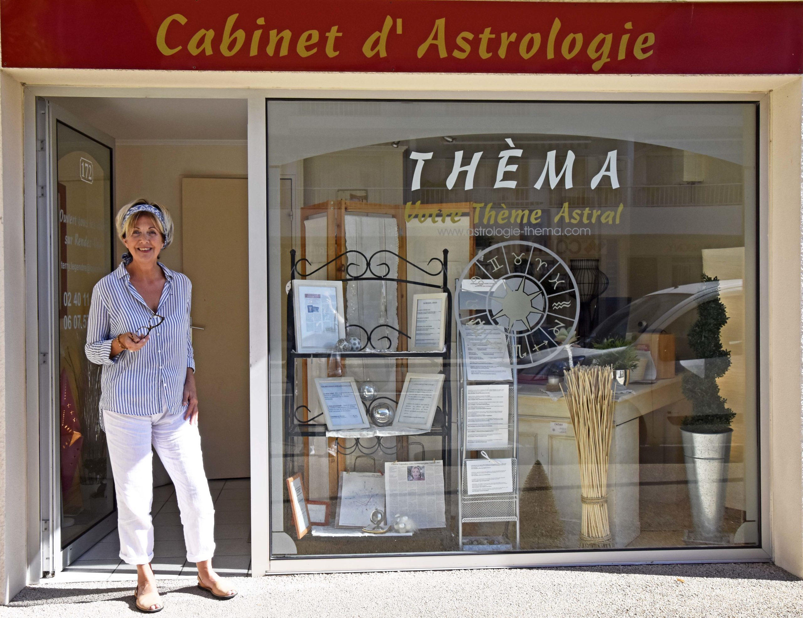 Photo de Thérèse Legendre devant le cabinet d'astrologie